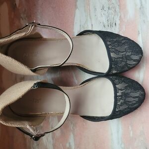 Apt. 9 Black and Tan Heels with Elegant Design Size 10 Womens Medium